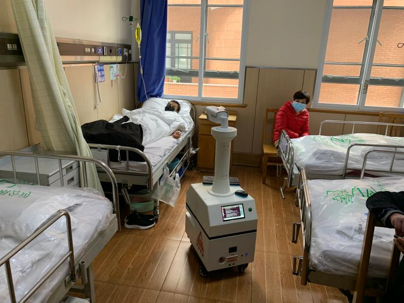 机器人“三剑客”！测体温、会送药、能消毒，就在闵行这里诞生……(图1)